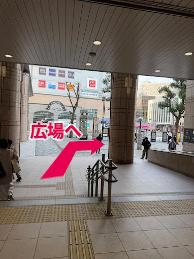 階段を降りて駅前広場へ出る