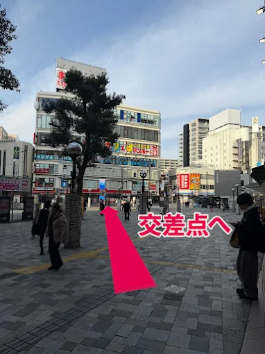 駅前広場を抜けて交差点へ向かう